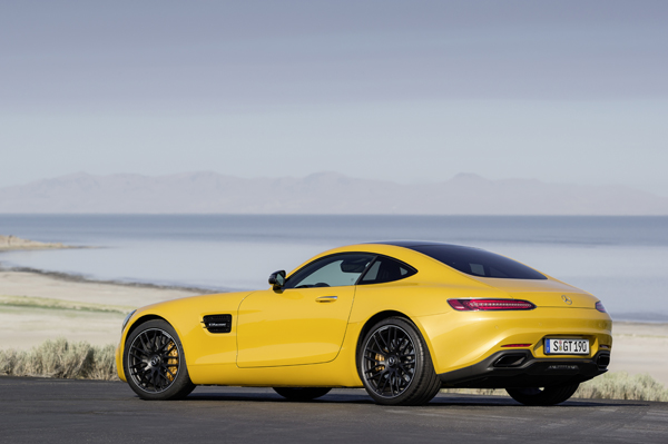 Nieuwe Mercedes-AMG GT yellow beach