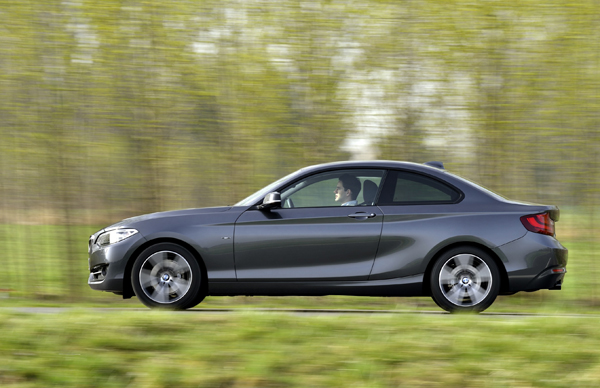 Nieuwe dieselmotor BMW 220d Coupe side2