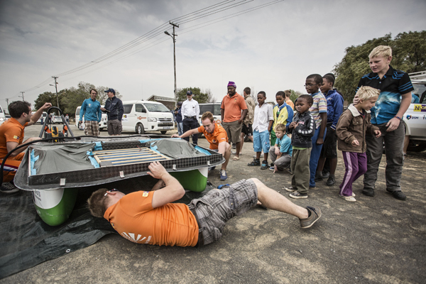 Stormachtige start Nuon Solar Team Afrika preparing