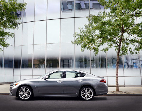 Aangepaste Infiniti Q70 Premium sedan Paris Motor Show grey side