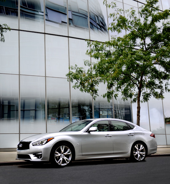 Aangepaste Infiniti Q70 Premium sedan Paris Motor Show white side