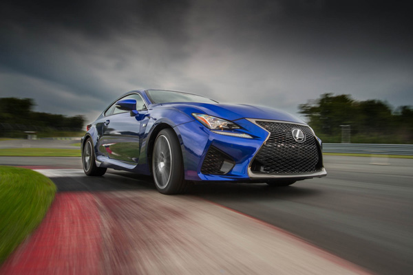 Lexus RC F hoogwaardige techniek potente prestaties blue