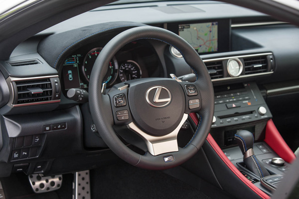 Lexus RC F hoogwaardige techniek potente prestaties stuur