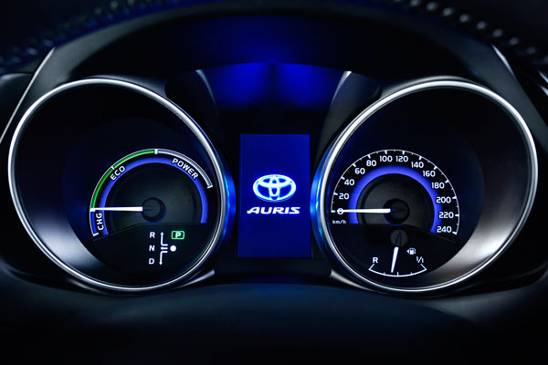 Toyota maakt alle prijzen uitvoeringen Auris bekend clocks