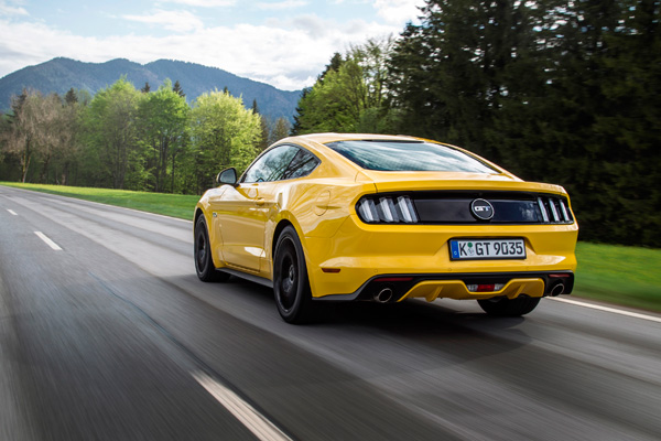 Ford Mustang Fastback-Yellow back