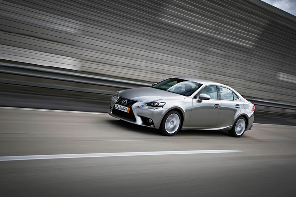 Lexus IS-300h dynamic