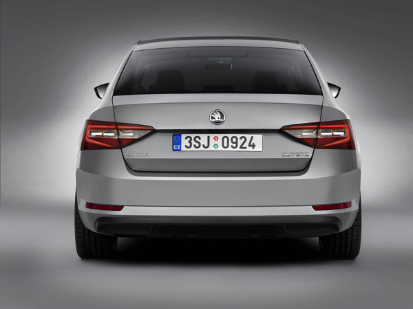 Nieuwe Skoda Superb achter