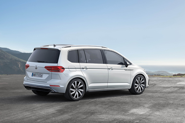 Nieuwe VW Touran RLine side back