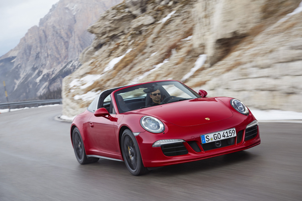 Porsche 911 Targa 4 GTS front dynamic