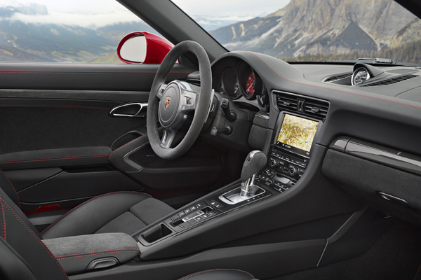 Porsche 911 Targa 4 GTS interieur