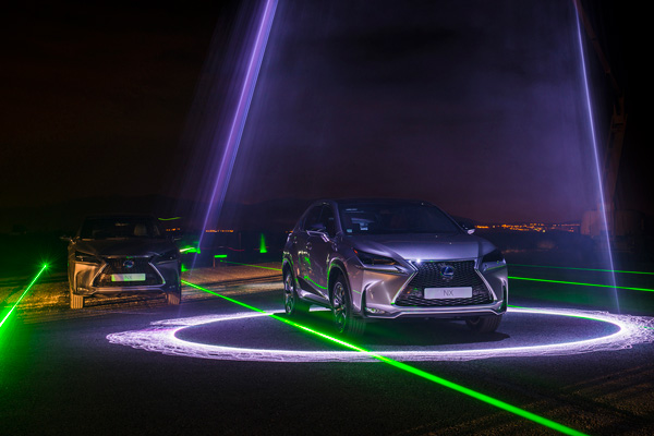 will-i-am musiceert met Lexus NX spotlights