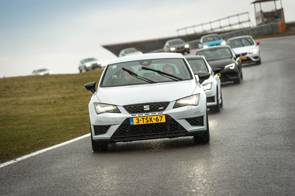 SEAT Leon ST Cupra front action