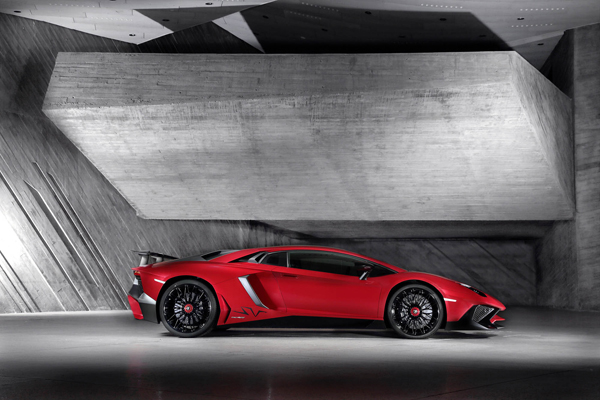 Lamborghini Aventador LP-750-4 Superveloce side