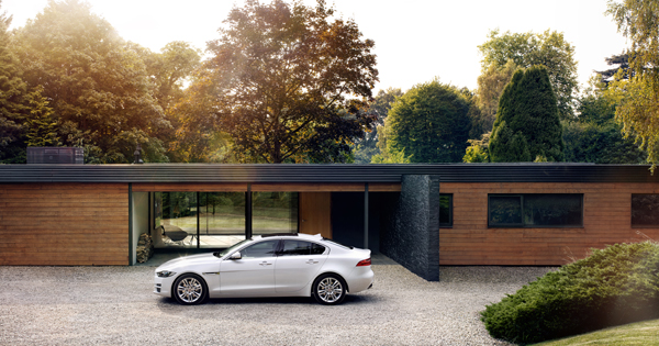 Jaguar XE Prestige Location side
