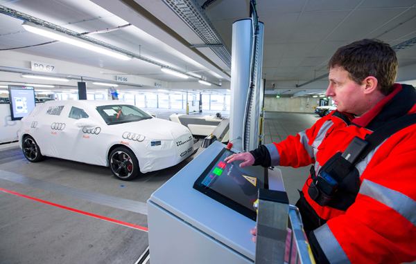 Robots vervoeren autos Audi fabriek control