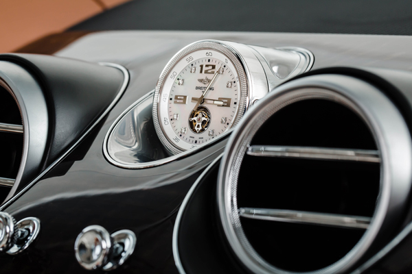 Bentley Bentayga Breitling clock