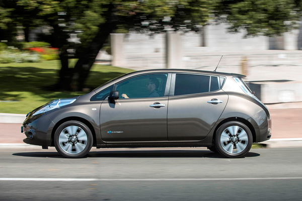 Nissan LEAF 30kWh actieradius 250 kilometer side