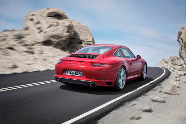 Porsche 911 Carrera back dynamic