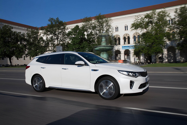 Kia Optima Sportswagon side dynamic