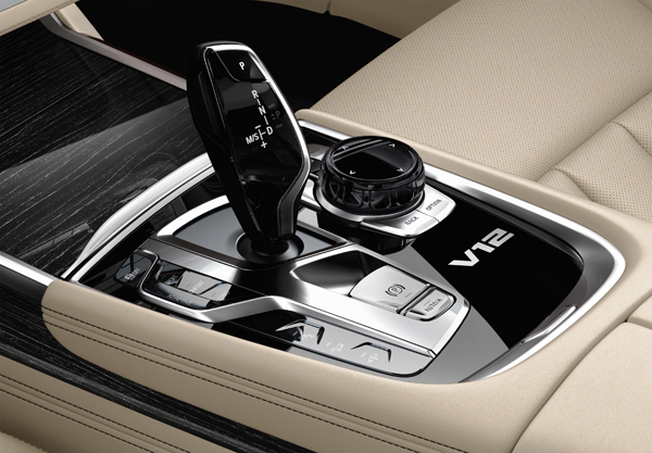 BMW M760Li xDrive console