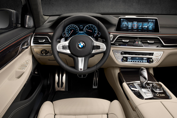 BMW M760Li xDrive interieur cockpit