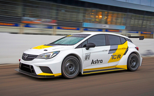 Opel Astra TCR side dynamic