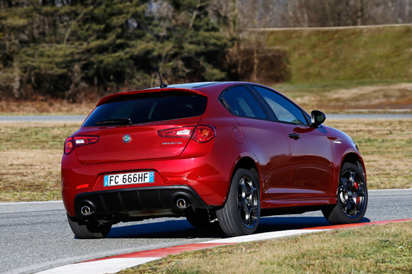 Alfa-Romeo Nuova-Giulietta red 3kwback dyn