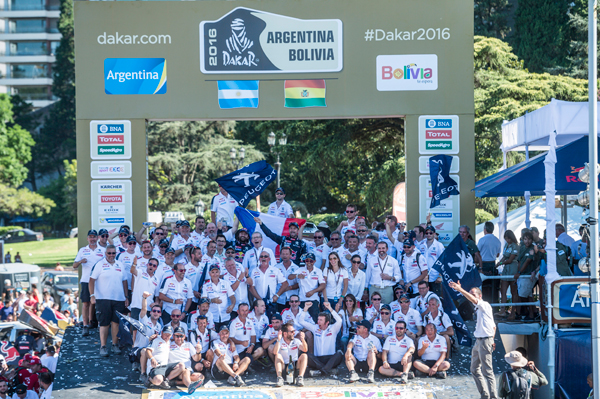 Peugeot DAKAR winst celebrating