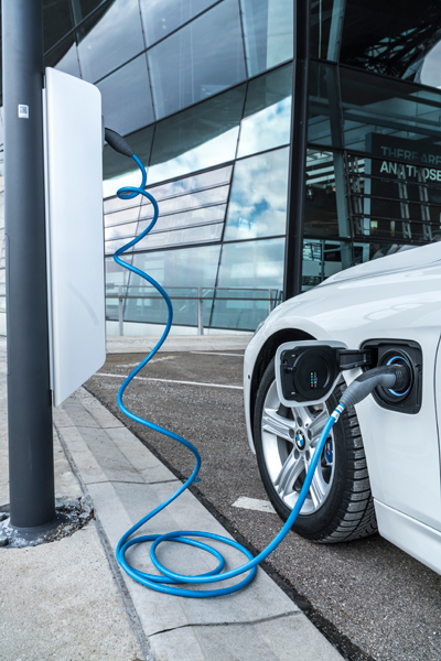 Nieuwe BMW 330e charging