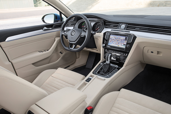VW Passat GTE Connected Series interior