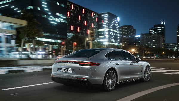 Porsche-Panamera-Hybrid-groningen-04