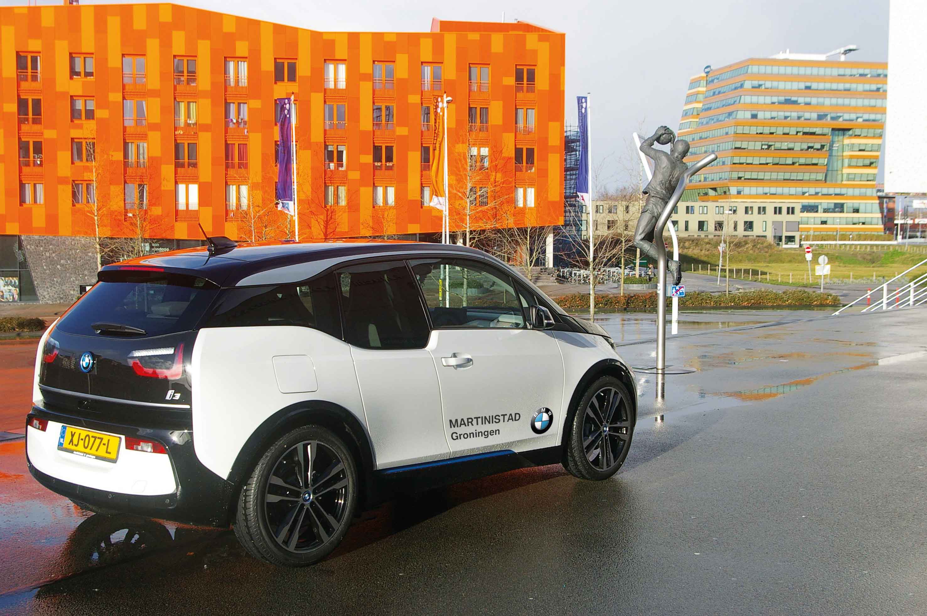 BMW-i3-driekwartachter-oranje-achtergrond-met-01