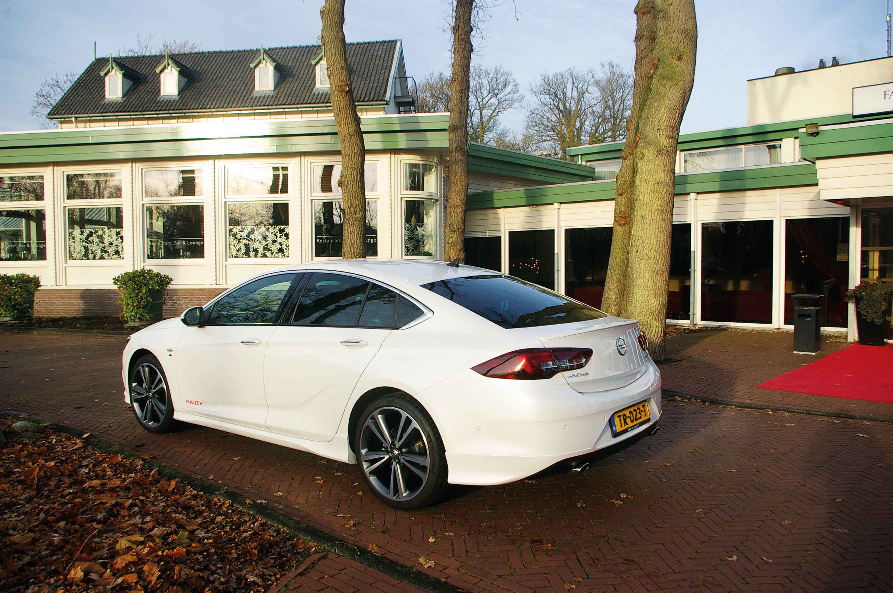 Opel-Insignia-driekwartachter