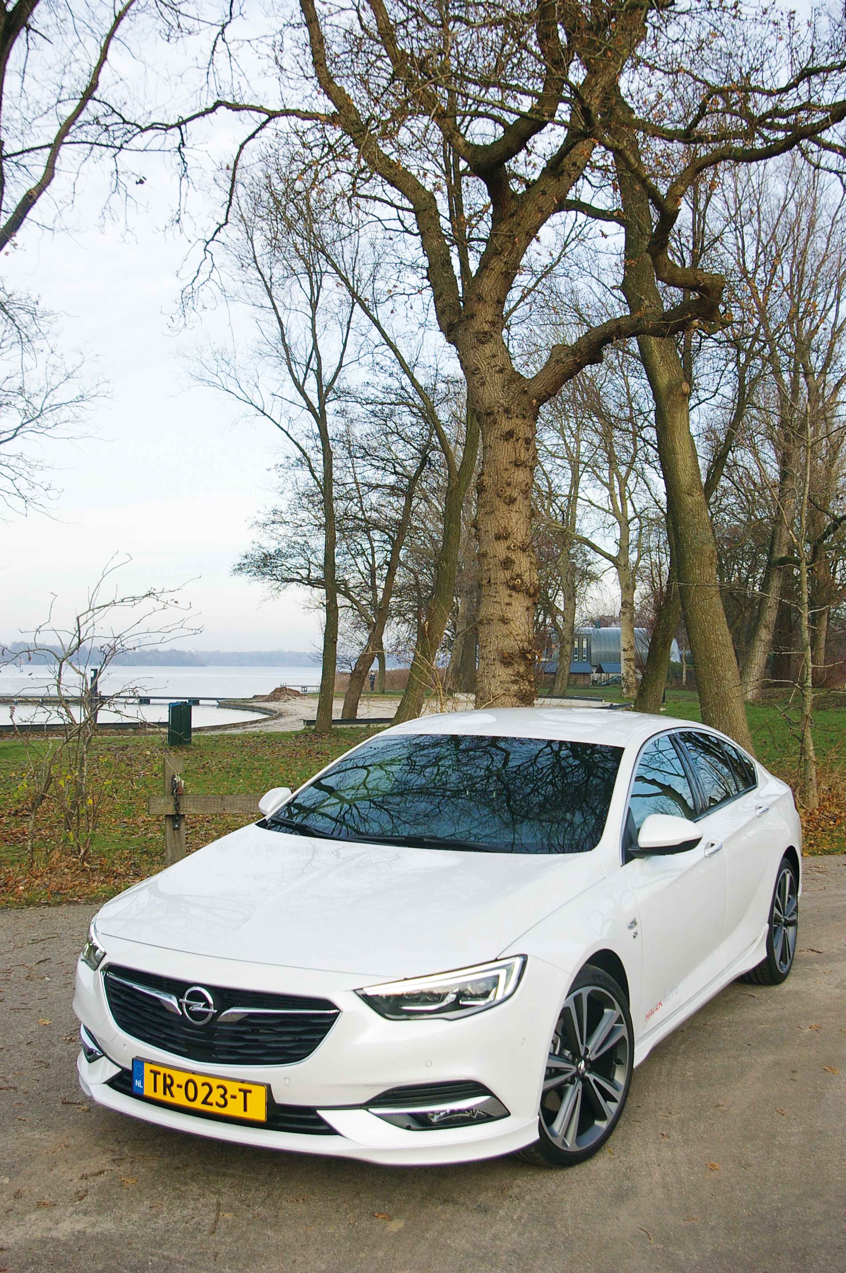 Opel-Insignia-staand-aan-het-water-01