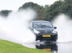 Kia Rio test waterbak