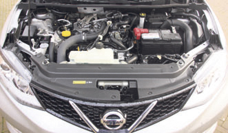 Nissan Pulsar rijimpressie motorcompartiment