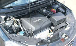Suzuki Kizashi test motorcompartiment