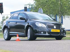 Suzuki Kizashi test slalom1