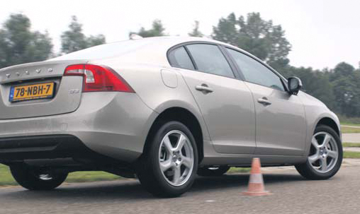 Volvo S60 test slalom back