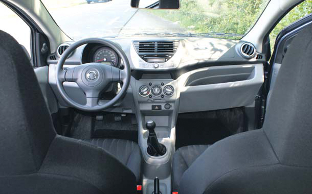 Nissan Pixo test interieur