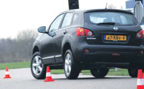 Nissan Qashqai 2WD Acenta test slalom