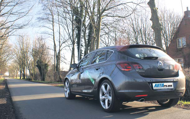 Opel Astra 1.6 Turbo test back