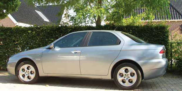 Alfa Romeo 156 side