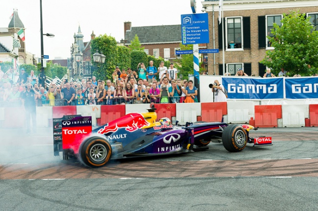 Formule 1 demo in de straten van Assen Centrum