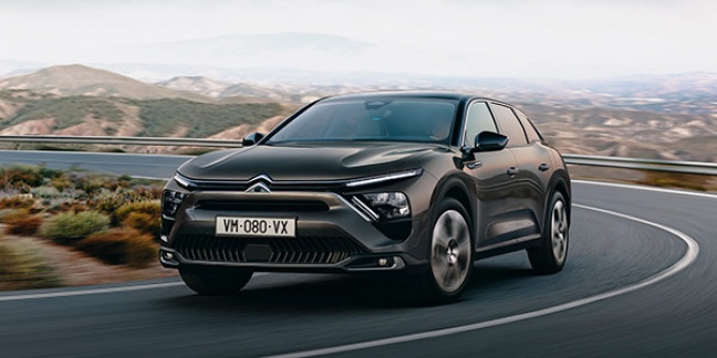 De nieuwe CITRO&Euml;N C5 X: elegantie van SEDAN, dynamiek van STATIONWAGON, robuustheid van SUV