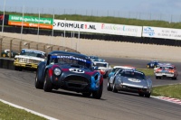 David Hart (AC Cobra - 30) neemt de leiding voor Roman Caresani (Porsche 904/6 -107) (foto: Carlo Senten &ndash; Senten Images)