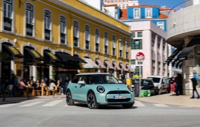 Sportieve prestaties en tijdloos design: de nieuwe MINI Cooper S in Classic Trim.