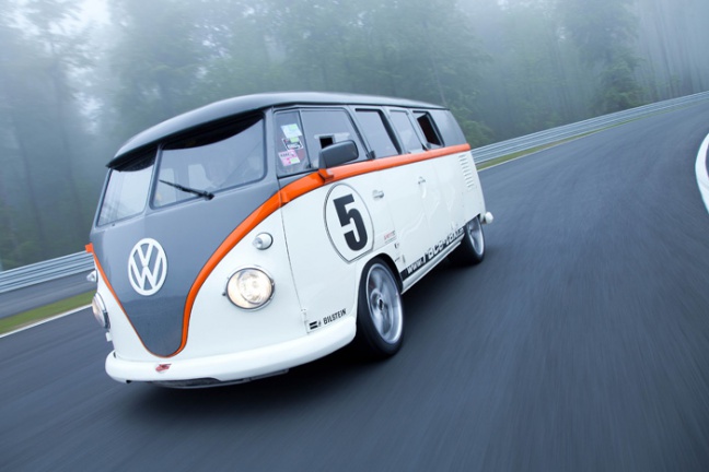 Race-taxi: Volkswagen ‘Bulli’ met 530 pk verovert de Wörthersee