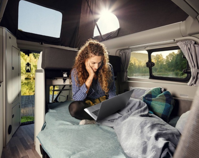 Geen FOMO tijdens de vakantie &ndash; in de Ford Transit Custom Nugget camper ben je altijd &lsquo;connected&rsquo;