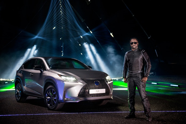 will.i.am musiceert met de Lexus NX (video)